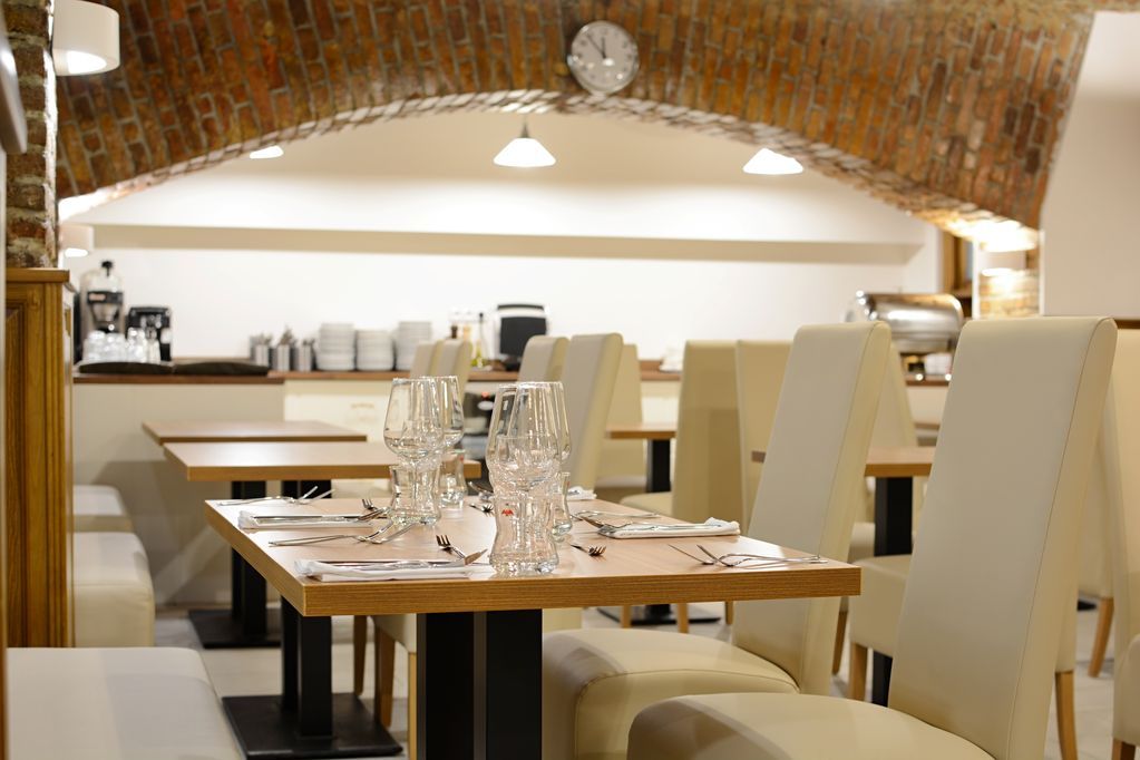 Restaurační lavice čalouněné a čalouněné židle